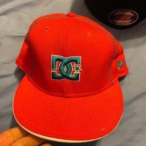 NWOT - NEW ERA DC SHOES HAT - 7 1/2